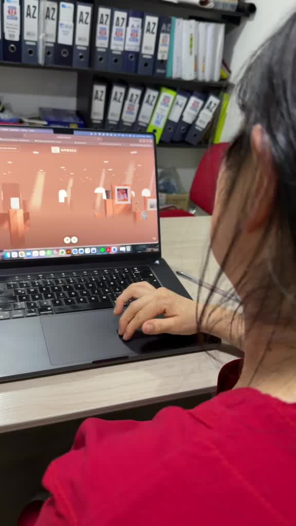 Participante navegando por la galería del Museo Virtual de la UNESCO