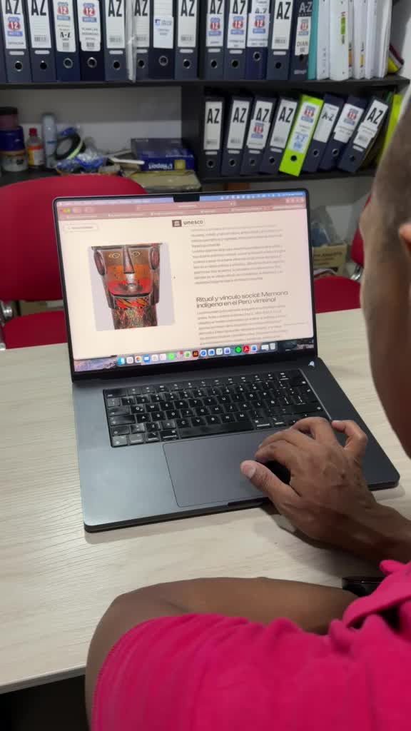 Participante consultando la ficha de la copa kero antropomorfa